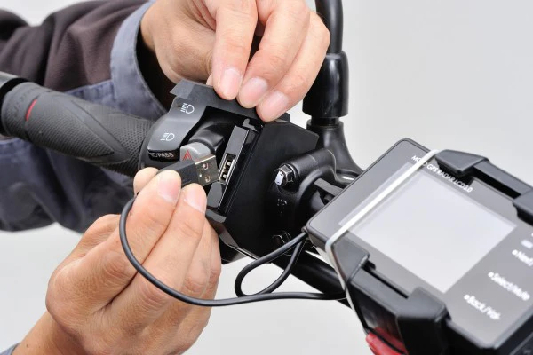 USB-kontakt og -uttak, Daytona, for styremontering - Image 2